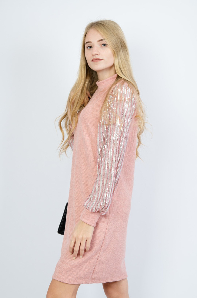 RÓŻOWA SUKIENKA Z CEKINOWYMI RĘKAWAMI