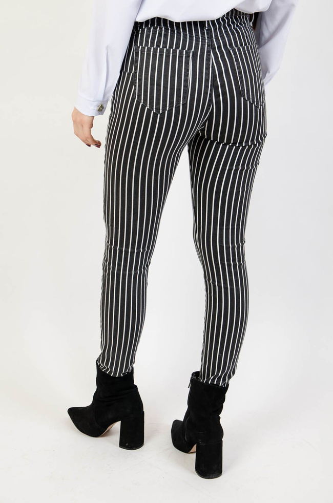 Czarne spodnie z białymi paskami