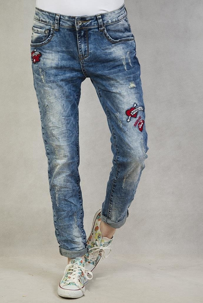 Spodnie boyfriend jeans z przetarciami i naszywkami