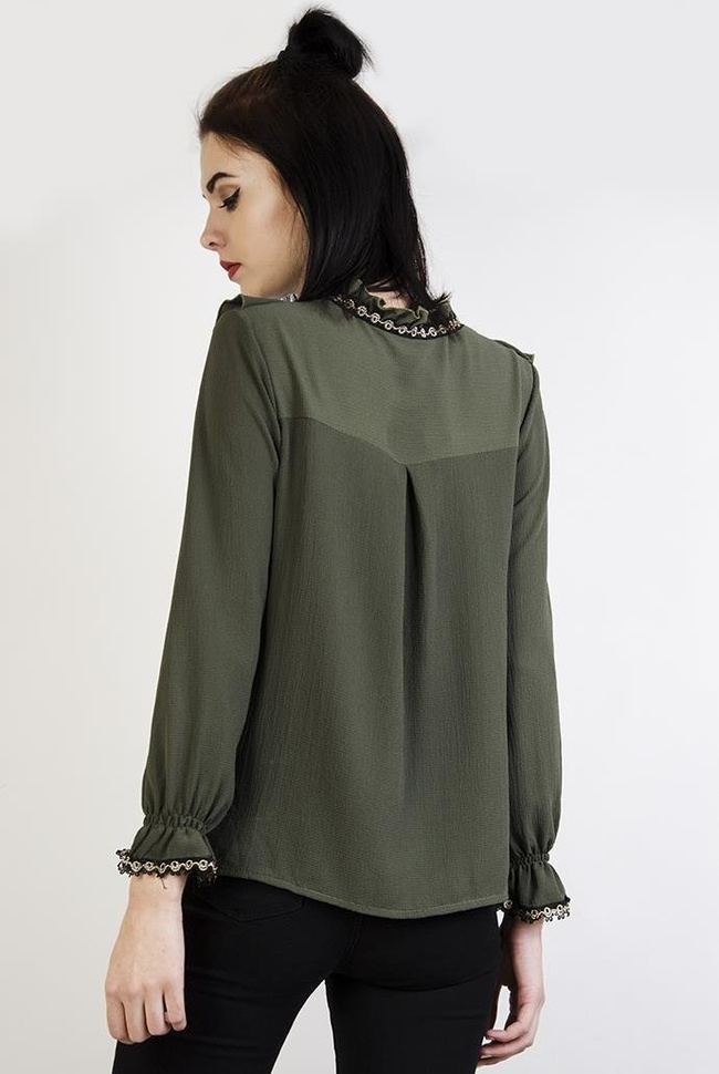 Zielona bluzka z falbanką i wiązaniem przy szyi