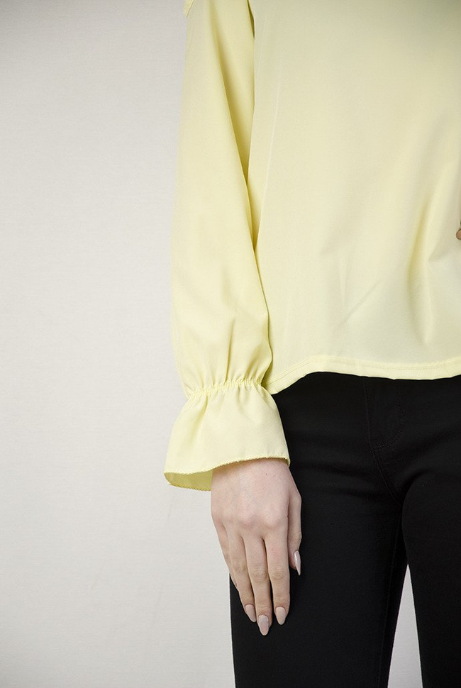 Żółta bluzka z wiązaniem z tyłu