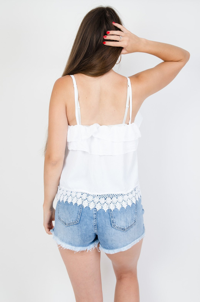 Biała bluzka na cienkich ramiączkach z ażurowym wykończeniem