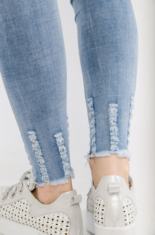 Jasne spodnie jeansowe z przetarciami