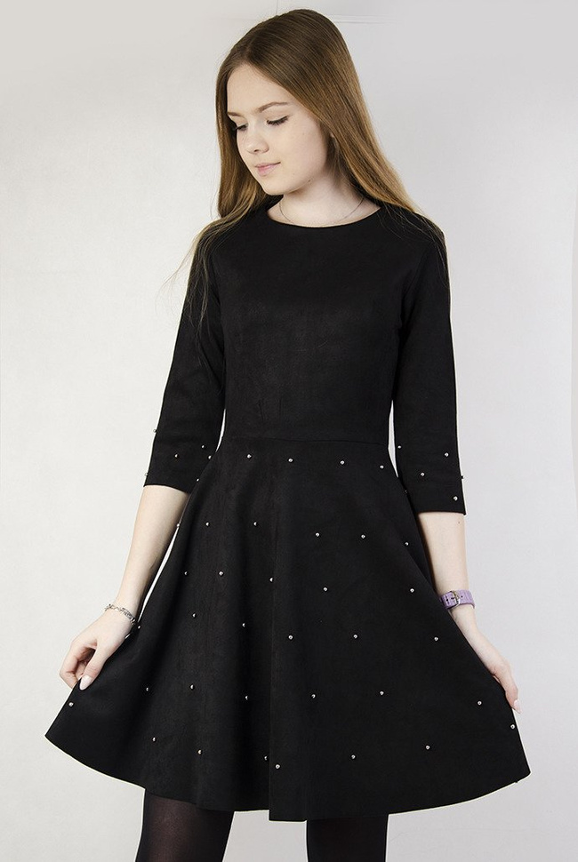 Czarna rozkloszowana zamszowa sukienka z perełkami