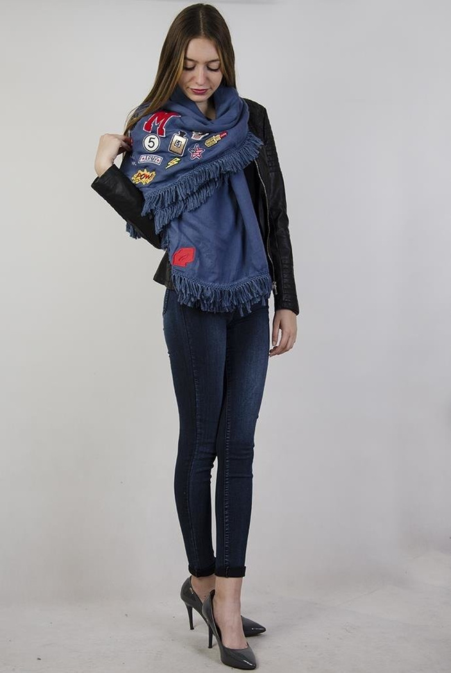 Niebieski szal z naszywkami