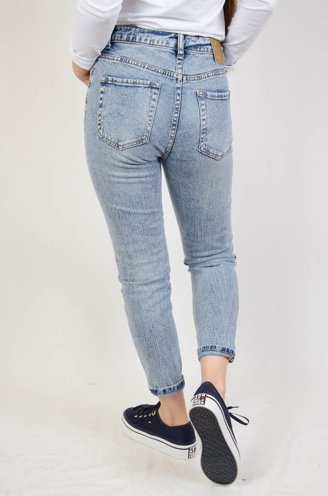 Spodnie jeansowe typu BOYFRIEND z napisami