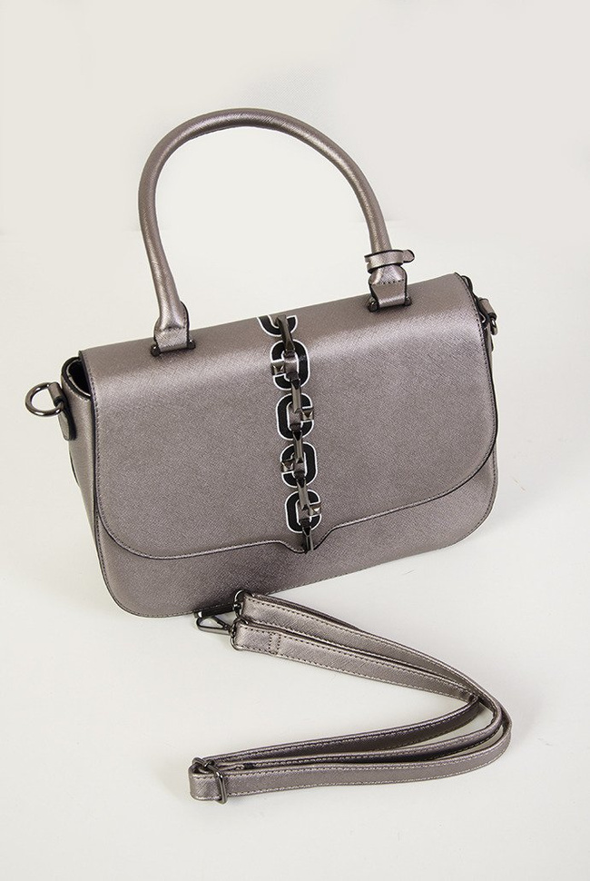 Srebrna torebka ze zdobieniem