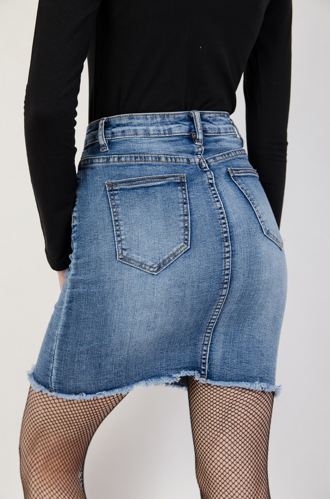 Jasna spódnica jeansowa z szarpaniem 