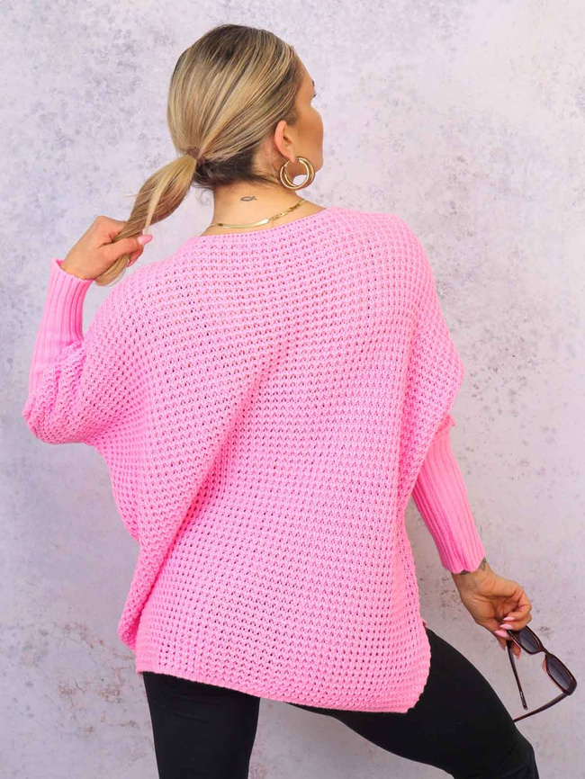 SWETER OVERSIZE O KROJU NIETOPERZA Z OZDOBNĄ APLIKACJĄ- RÓŻOWY