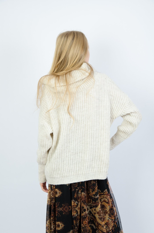 Beżowy sweter z golfem 