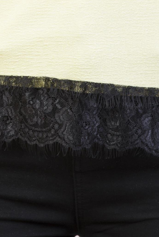 Żółta bluzka z koronką i wisiorkiem