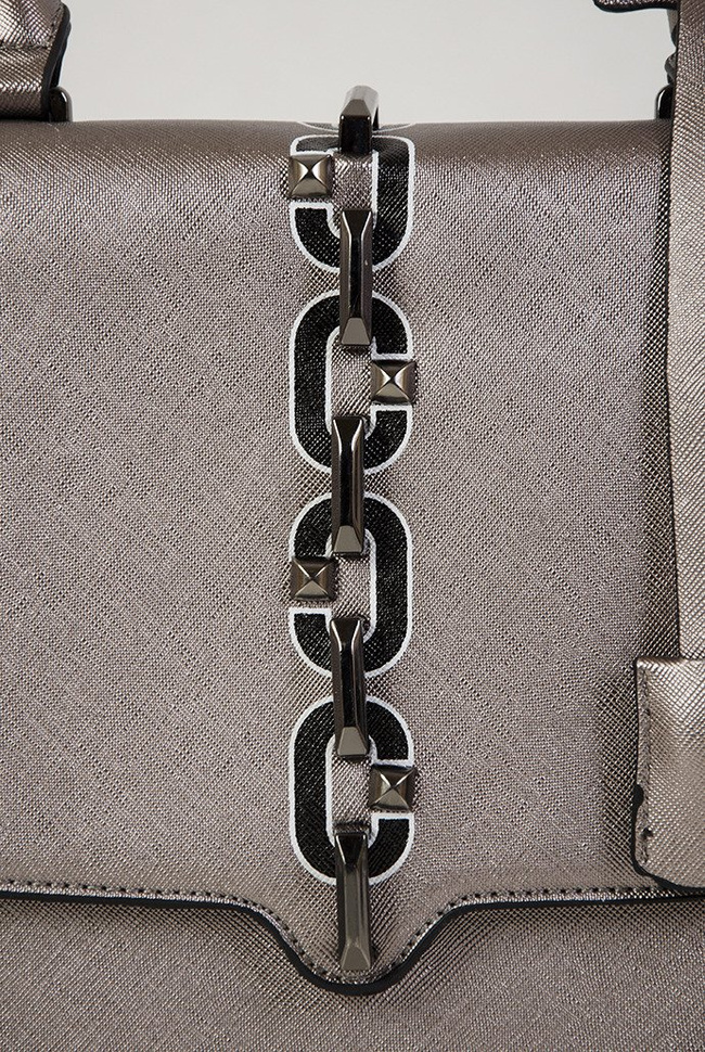 Srebrna torebka ze zdobieniem