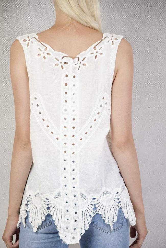 Biała bluzka w ażurowe wzorki z rzemykiem z piórkiem