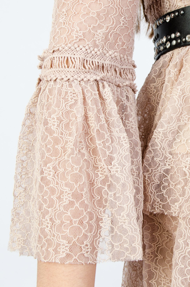 KORONKOWA SUKIENKA Z ROZSZERZANYMI RĘKAWAMI W KOLORZE RÓŻOWYM