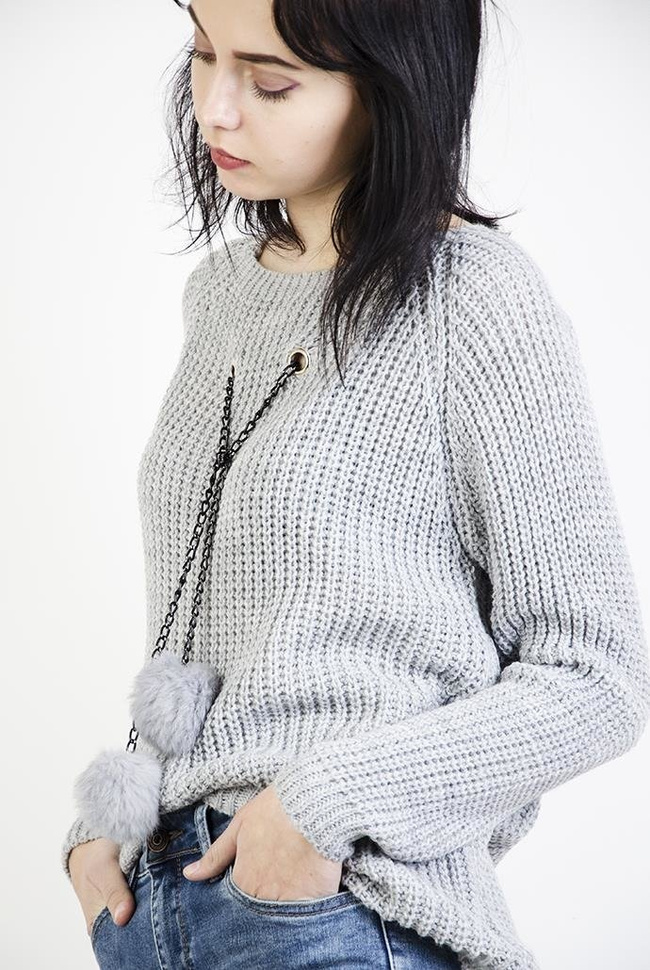 Szary sweter z pomponami na łańcuszku
