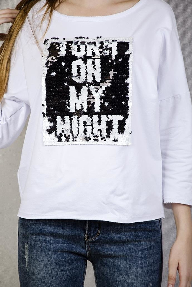 Biała bluzka z napisem z cekinów