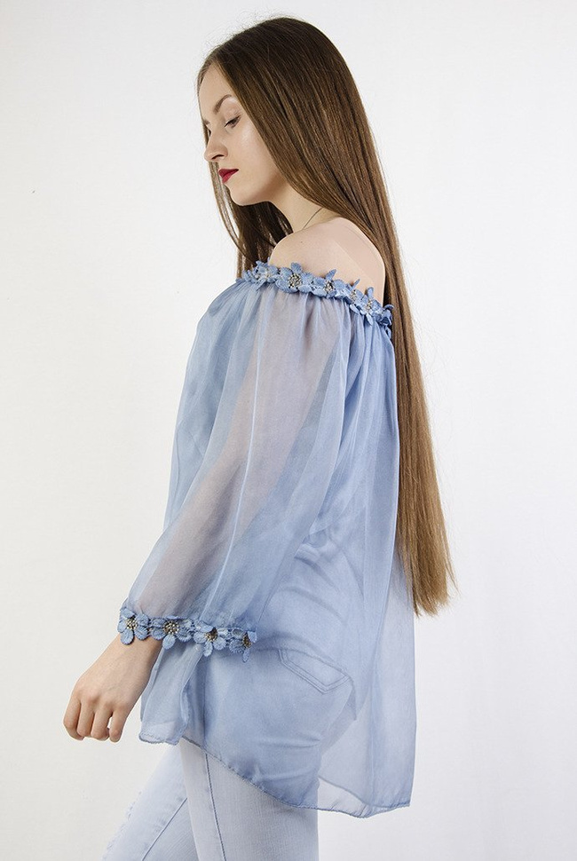 Niebieska bluzka z tiulem i kwiatkami