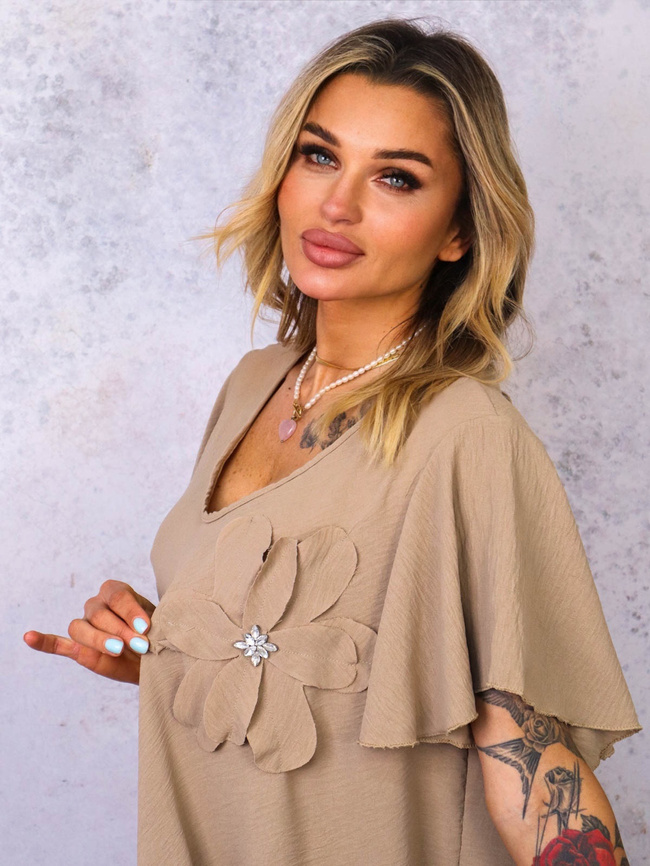 SUKIENKA Z KWIATEM I FALBANAMI NA RĘKAWACH- BRĄZOWA