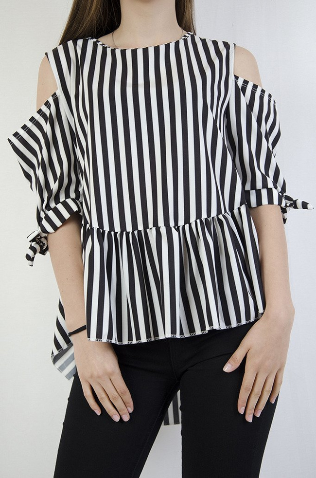 Biało czarna bluzka w paski z odkrytymi ramionami 