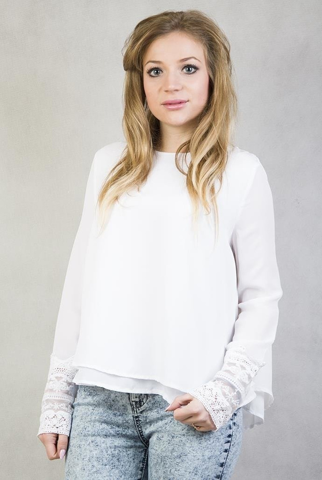 Biała bluzka z koronkowymi mankietami