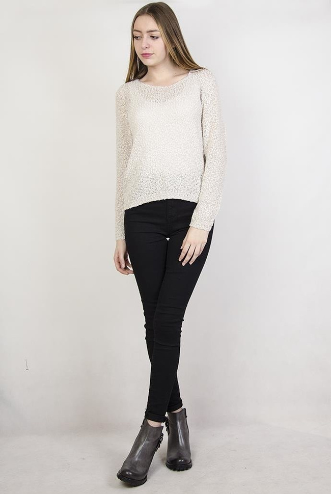 Beżowy sweterek o prostym kroju