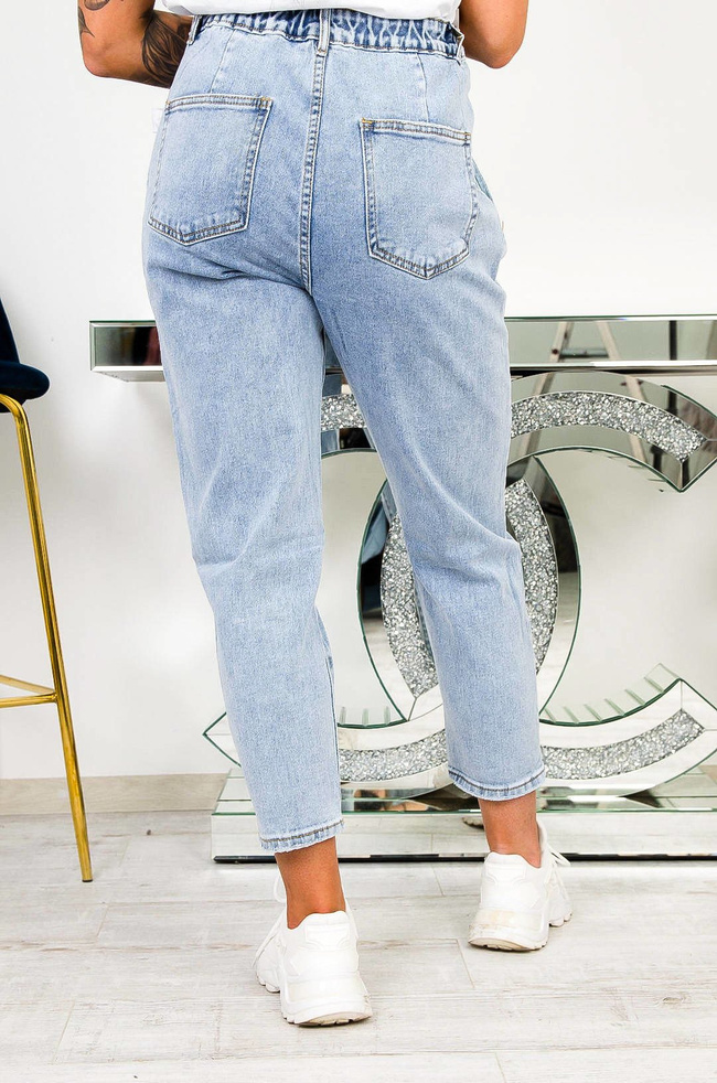 JASNE JEANSY MOM FIT Z GUMĄ W PASIE-WYSOKI STAN