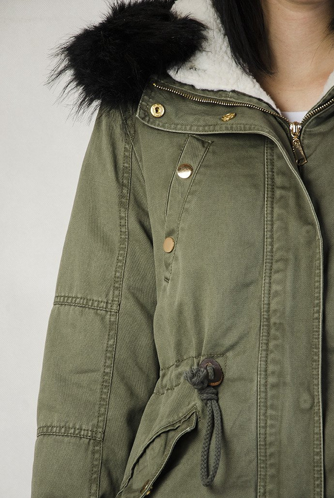 Khaki kurtka parka z czarnym futerkiem