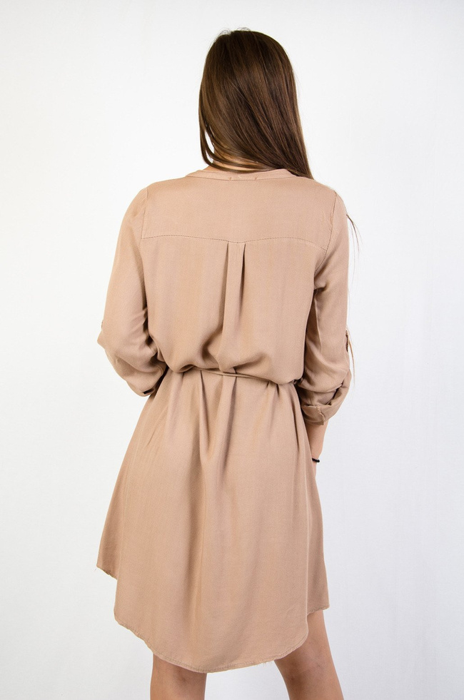 Jasnobrązowa sukienka zapinana na złote guziki wiązana w pasie