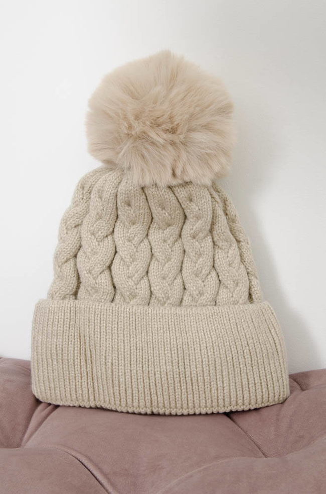 BEŻOWA ZIMOWA CZAPKA PLECIONA Z POMPONEM