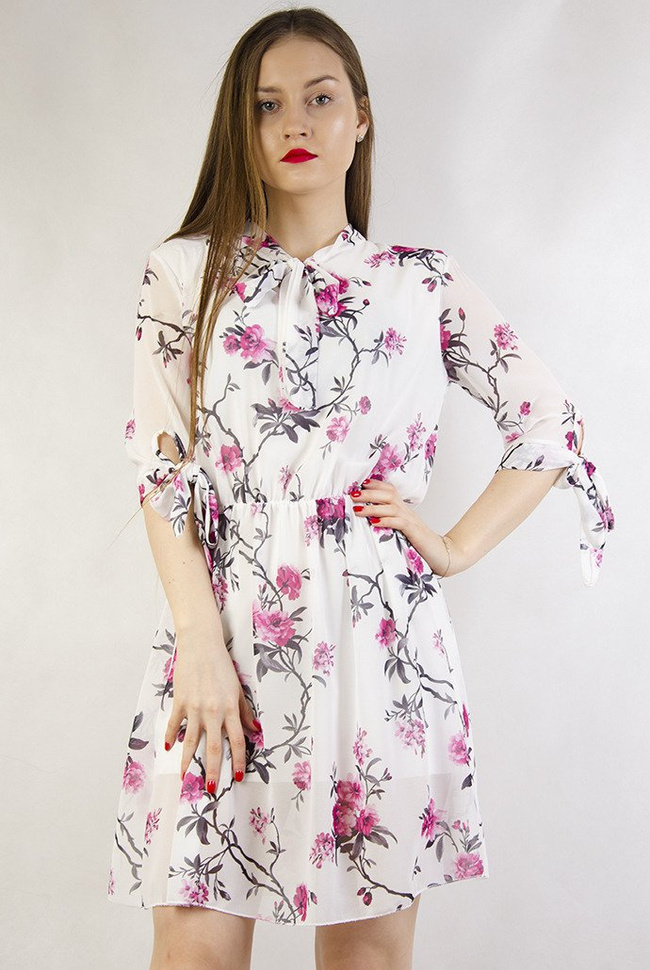 Biała zwiewna sukienka w kwiaty z gumką w pasie