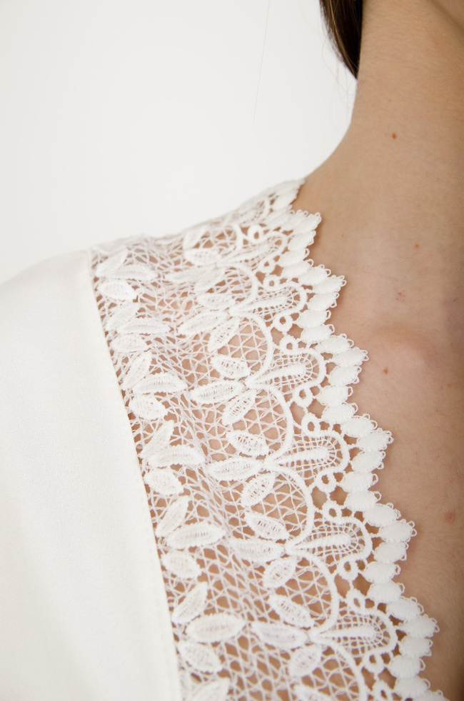 Białe body z wstawkami z koronki