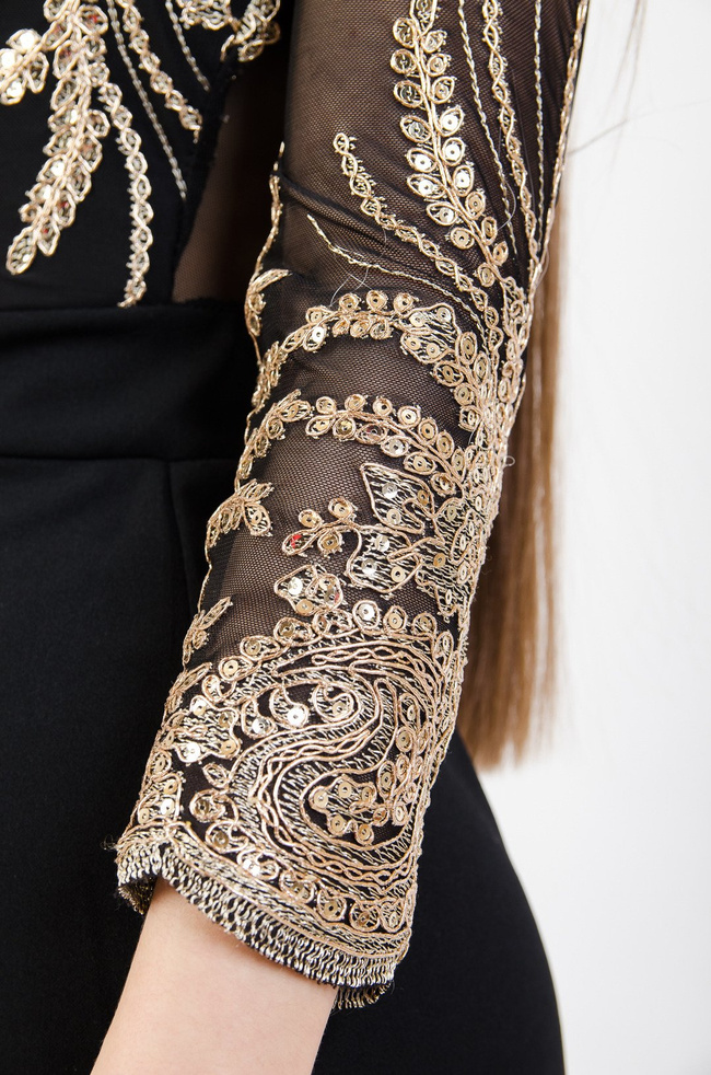 Czarna ołówkowa sukienka ze złotymi zdobieniami