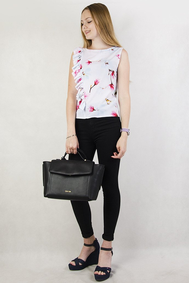 Biała bluzka w kwiaty, z falbaną