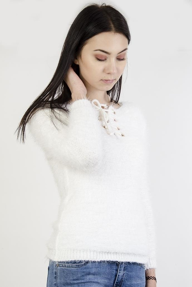 Biały, włochaty sweterek z wiązaniem w dekolcie