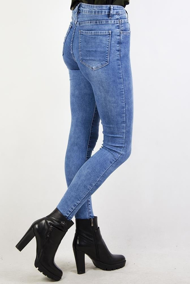 Jasne spodnie jeansowe przylegające