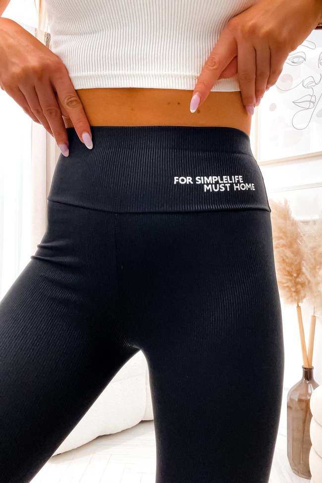 LEGGINSY PRĄŻKOWANE Z OZDOBNYM NAPISEM- CZARNE