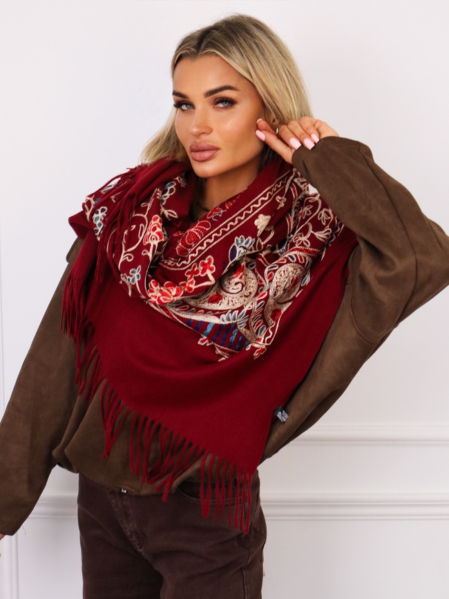 SZAL DZIANINOWY Z HAFTEM KWIATOWYM I FRĘDZLAMI- BORDOWY