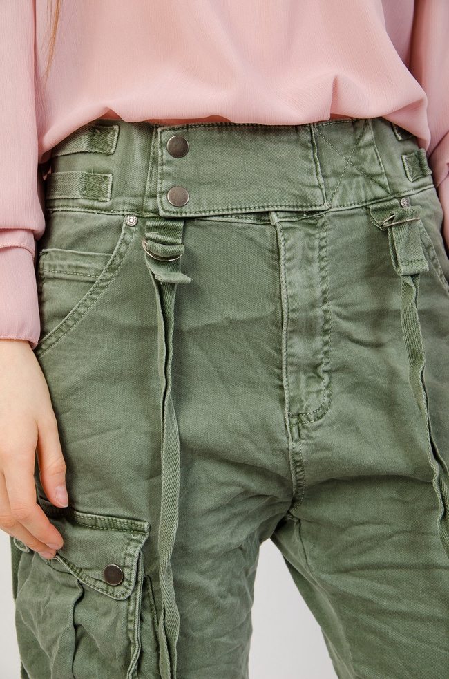 Joggery w kolorze khaki z kieszeniami oraz szelkami