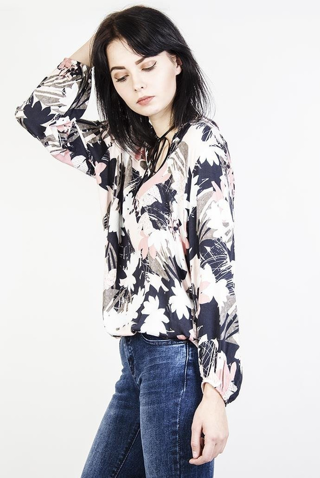 Bluzka w motyw kwiatowy, z wiązaniem w dekolcie