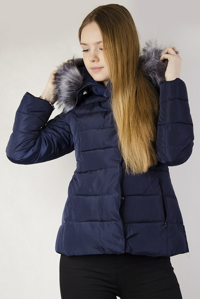 Krótka pikowana granatowa kurtka z futerkiem przy kapturze