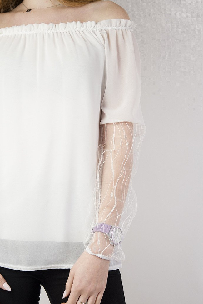 Biała bluzka z dekoltem w łódkę oraz rękawami z siateczki