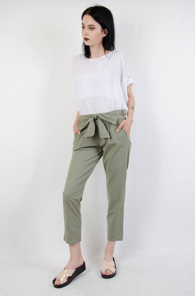 Zielone materiałowe spodnie z wiązaniem w pasie