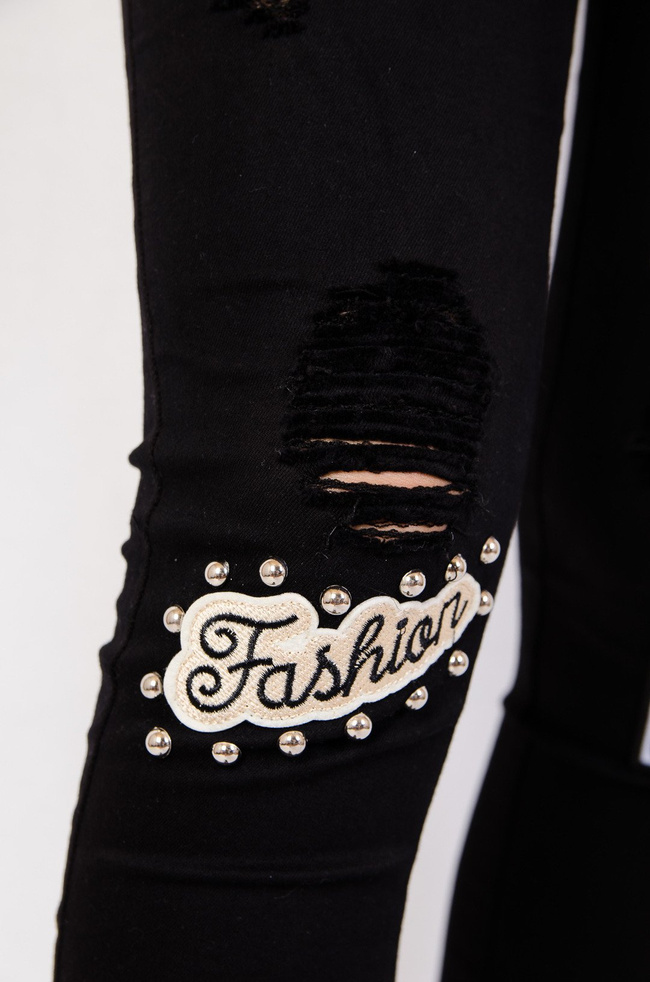 Czarne spodnie jeansowe z naszywkami i dziurami