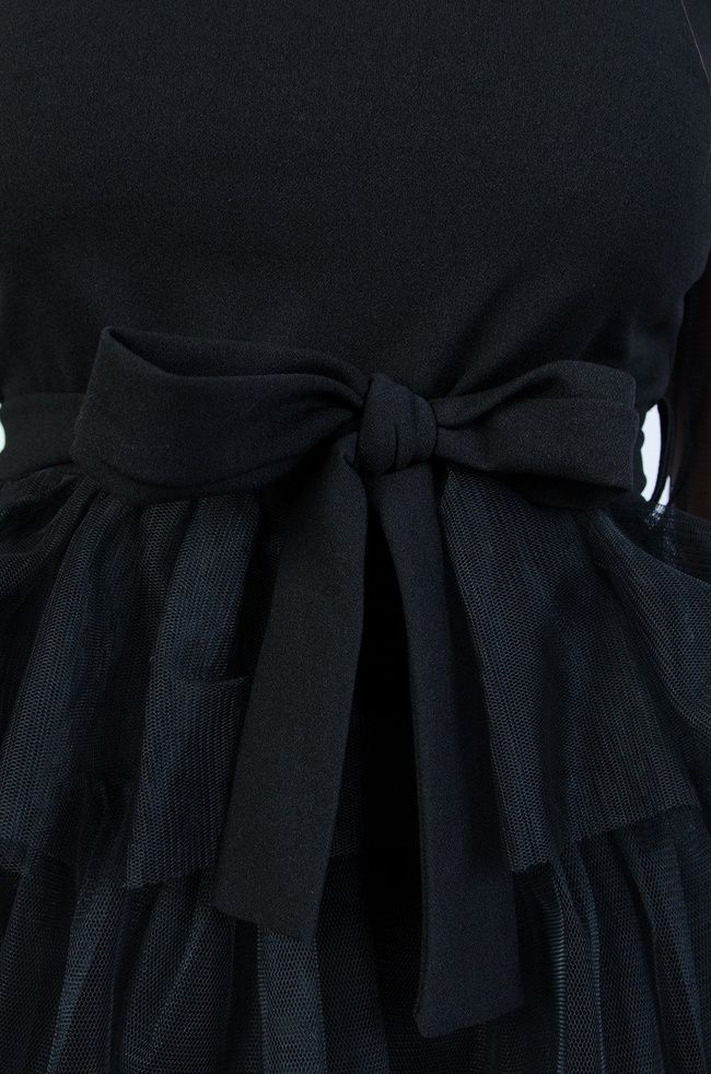 Czarna sukienka z tiulowym dołem i bufiastymi rękawami