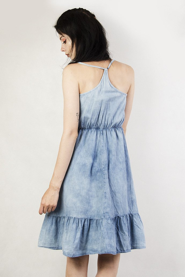 Jasnoniebieska sukienka na cienkie ramiączka