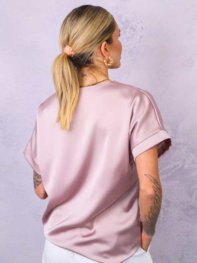 BLUZKA SATYNOWA Z DEKOLTEM W SEREK- RÓŻOWA