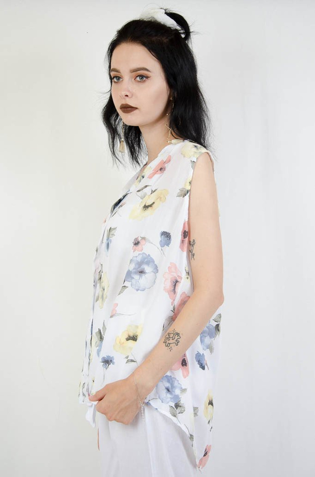 Biała bluzka w kwiatowy wzór z pionową zakładką