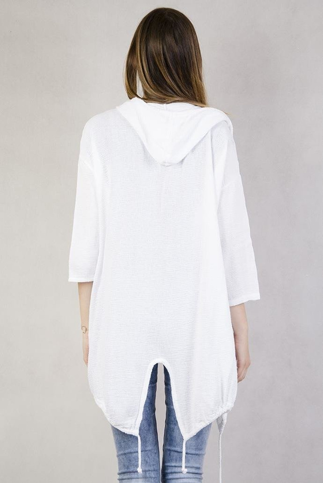 Biała narzuta z kapturem, ściągana na dole