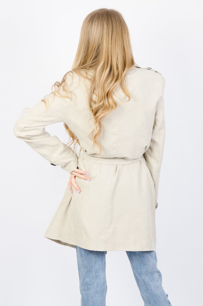 Beżowy płaszcz typu trencz