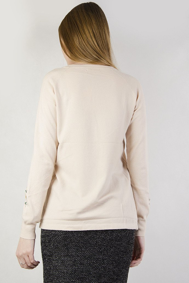 Beżowy sweterek z kwiatami haftowanymi na rękawach